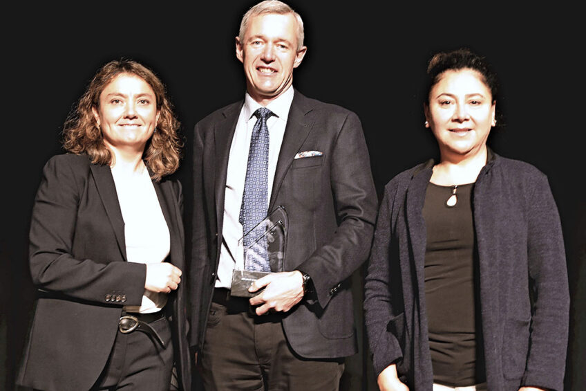 In September 2021, Dr Brockhoff (middle) received the Allen D. Leman Science in Practice Award. On the left Dr Montse Torremorell, on the right Dr Lucina Galina. - Photo: Martin H. Moen, University of Minnesota